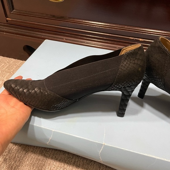 Black leather and elastic heeled shoe - Picture 2 of 15